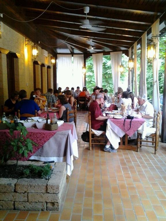Albergo Ristorante Flora Vittorio Veneto Exterior foto