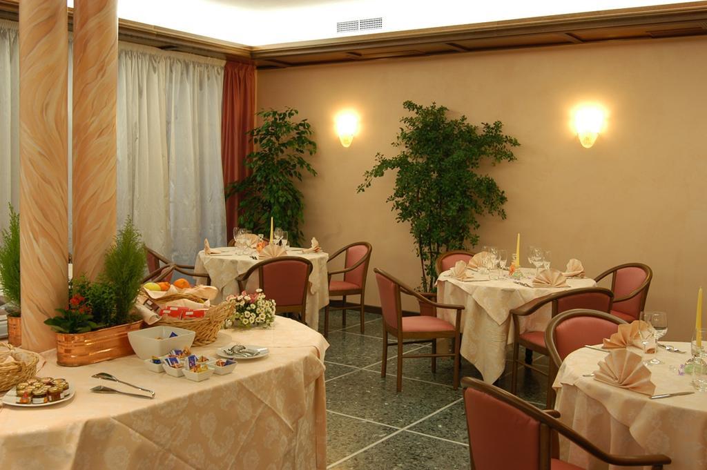 Albergo Ristorante Flora Vittorio Veneto Exterior foto